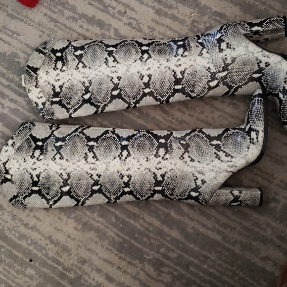 Knee high boots - Picture 2 of 3